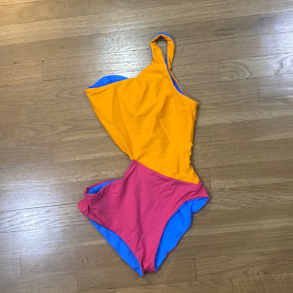 Reversible one piece bathing suit with cut out